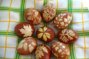 Painting Easter eggs with fabric