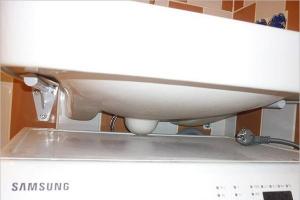 Postavljanje perilice ispod sudopera