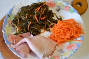 Salat med blekksprut og tang - enkelhet med raffinement