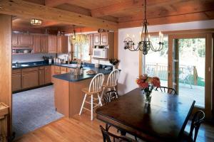 Dizajni i kuzhinës në një shtëpi prej druri: një përmbledhje, veçori të brendshme dhe ide interesante