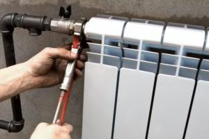 Kaip tinkamai išleisti orą iš šildymo radiatoriaus?
